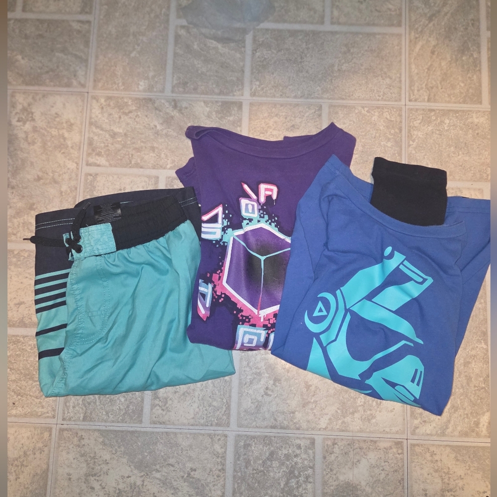 Fortnite Boys Clothing Bundle 4 Piece – Graphic Tees & Athletic Shorts (10-16)